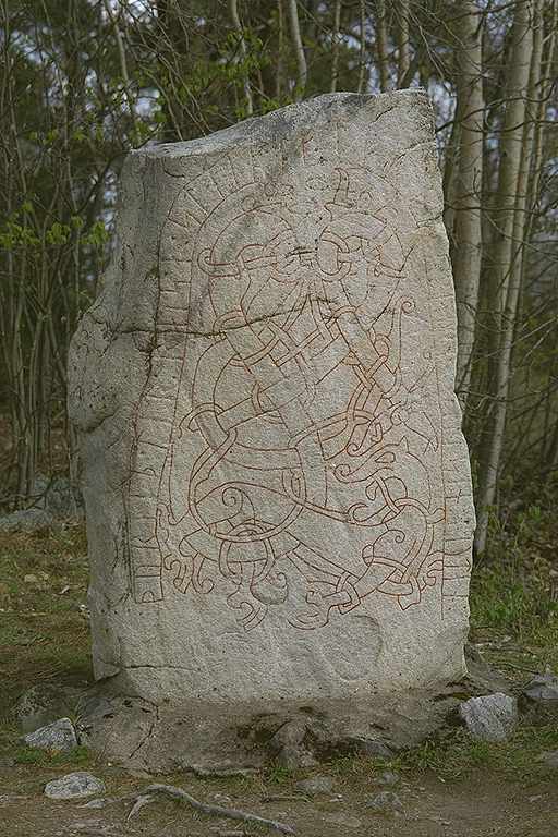 Runes written on runsten, ljusgrå granit. Date: V